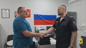В Херсонской области полицейские вручили литовцу разрешение на временное проживание в России
