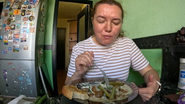Бефстроган из говядины с шампиньонами и вешонками с сыром. Домашняя еда. Мукбанг