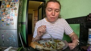 Бефстроган из говядины с шампиньонами и вешонками с сыром. Домашняя еда. Мукбанг