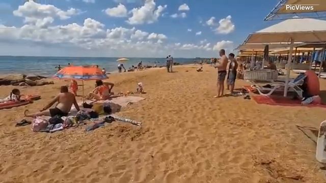 Крым Феодосия Золотой пляж сегодня 11 июня 2025. Обстановка на пляже, какая погода и море сейчас