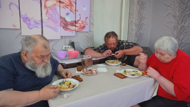 РЫБНЫЙ ДЕНЬ В ДЕРЕВНЕ как вкусно приготовил горбушу и с аппетитом поели всей семьёй