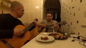 Уютный вечер с другом: музыка на гитаре с чашечкой чая