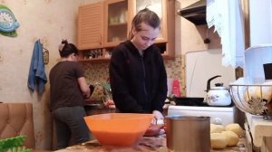 Блины 🥞 и солянку готовлю//Жизнь в Омске