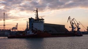 Причаливание и швартовка сухогруза в порту