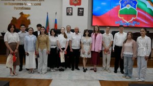 Министр внутренних дел по КЧР Владимир Нефедов в преддверии Дня России вручил первые паспорта