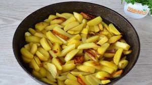 Картофель со сметаной и сыром на сковороде