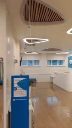 Во время ливня недавно отремонтированную взрослую поликлинику на Крылатских холмах опять залило