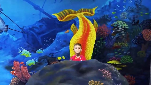 Рома и Диана Рома и Диана весело проводят день в музее