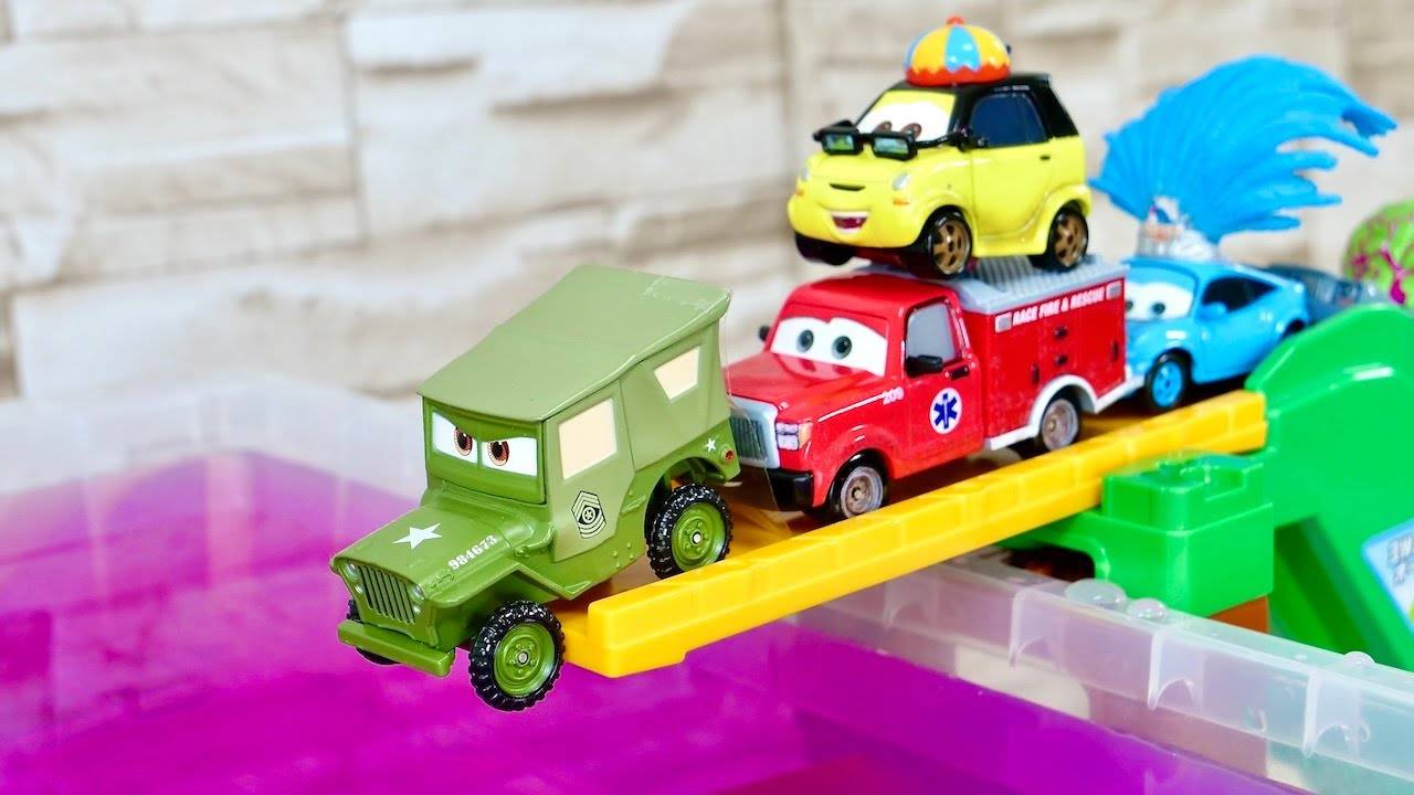 Играем в Игрушки Машинки Прыгают в Воду Веселые Мультики про Машинки Видео для Малышей
