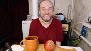 ужин. яблочко наливное и чай-чаёк. мукбанг. обжор. еда на камеру. диета. шизофрения.