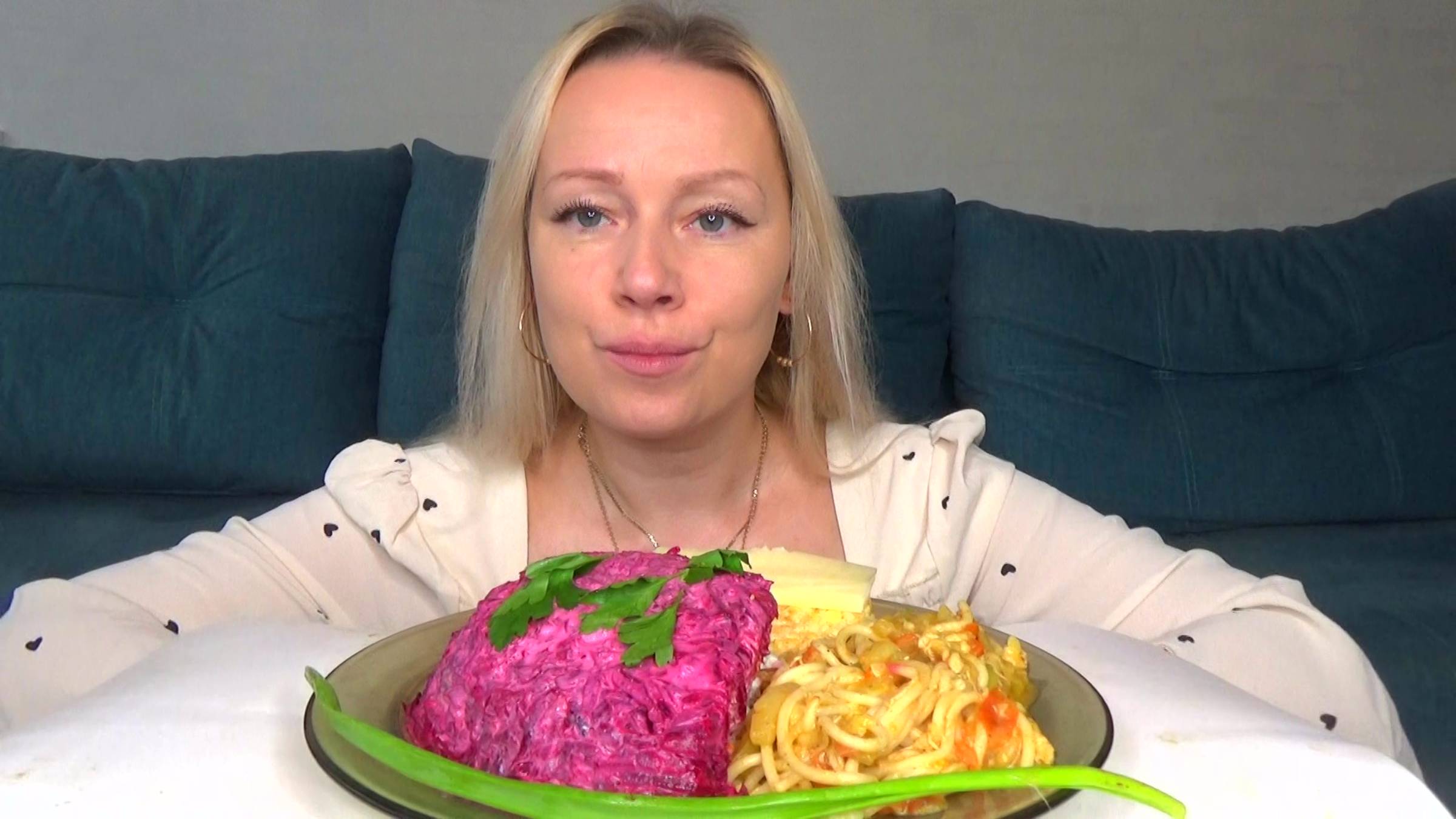 Мукбанг ,салат  селедка под шубой, макароны с овощами. Еда на камеру.