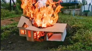 Горит дом с гаражом из картона!