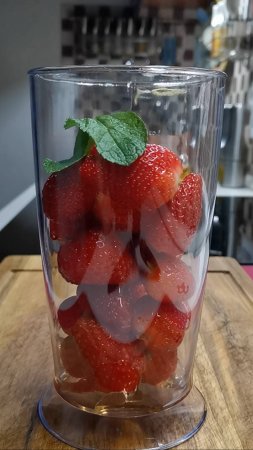 Срочно сделать из клубники!