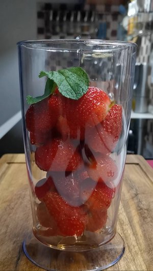 Срочно сделать из клубники!
