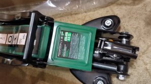 Распаковка — Подкатной домкрат RockForce RF-T825010R