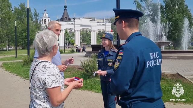 В преддверии Дня России сотрудники МЧС России вручили костромичам бело-сине-красные ленты