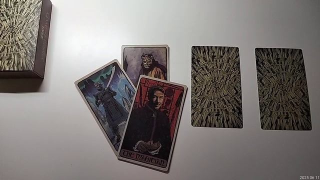 💔 Он думает о вас или старается забыть? Таро расклад