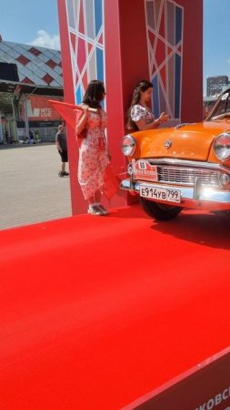 Красивый Москвич 403 в ярком цвете кузова