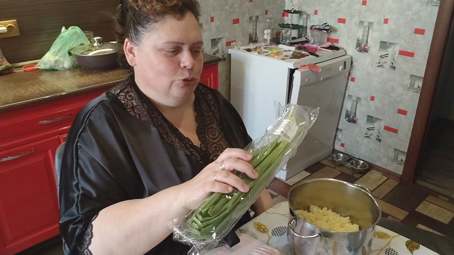 Показываю ТУШЁНКУ по просьбам. Готовлю окрошку.В жару самое то.