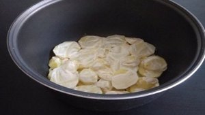 Картофель с помидорами слоями в мультиварке