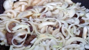 Картофель, тушенный со свининой и овощами