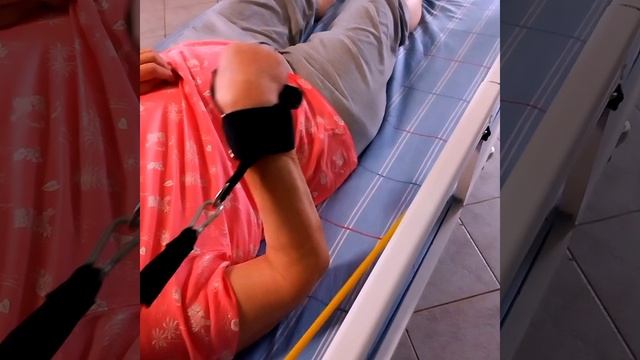Упражнение с экспандером для восстановления мышц разгибателей руки у больных перенёсших инсульт.