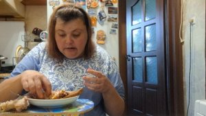 ем деликатес очень  😋  вкусно  😋