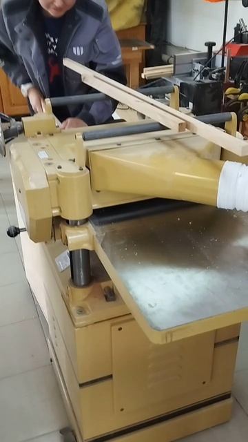 Малюсенький стружкоотсос запросто тянет здоровенный рейсмус. Я наверное отстал от жизни смотреть онлайн