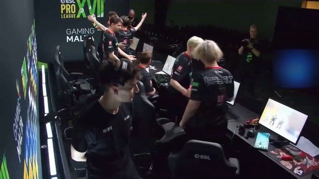 НАВИ ПРОИГРАЛИ ТОП 33 КОМАНДЕ МИРА. СИМПЛ В АХ*Е смотреть онлайн