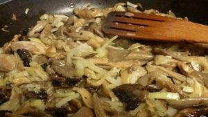 Картофель, тушенный с грибами и луком