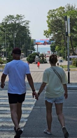 Анапа 11 июня 2025 г. Центральная аллея к мору на Городской центральный песчаный пляж. Тепло!