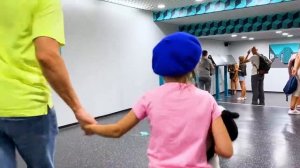 Мистер Макс Катя и папа уехали в Париж без Макса