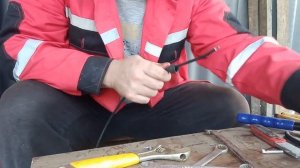 обжимаю кабель MC4  для солнечных панелей подручными ср