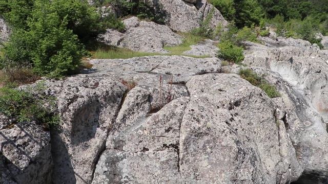 Големият и Малкият казан, село Равен | The Big and Little Cauldron, R смотреть онлайн