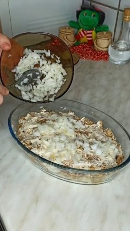 У каждой хозяйки есть свои секреты приготовления слоёного рыбного салата "МИМОЗА" #салаты #закуска
