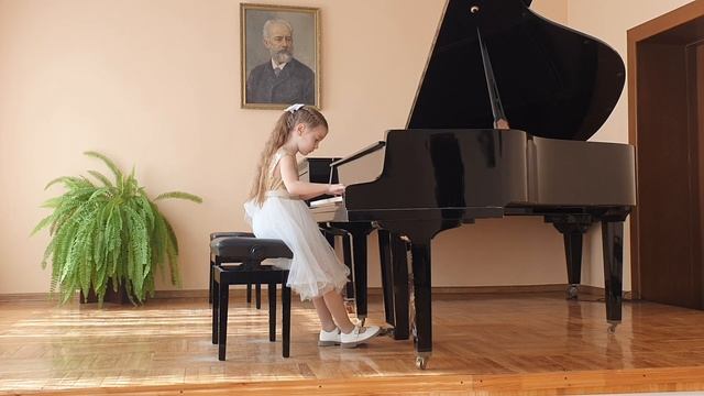 Ажахова Ева 8 лет. П.Чайковский. "Песня жаворонка " смотреть онлайн