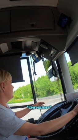 Водители совсем не уважают общественный транспорт.