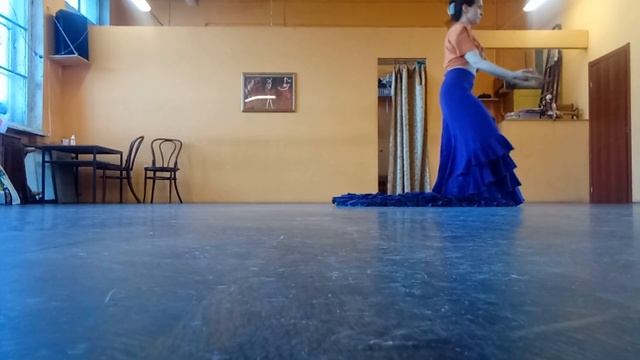 Занятия в классе фламенко с bata de cola смотреть онлайн