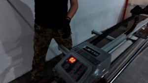 Отрезали тонкую полоску керамогранита 3 мм на плиткор?