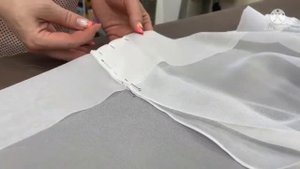 Тюль с разрезом на тесьме со сборкой.