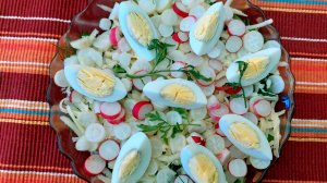 Зелёный салат с сочной молодой редиской, Летняя свежесть в каждой ложке.