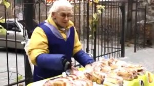 Бабуля мотиватор продает пирожки, и не откажешься, даж