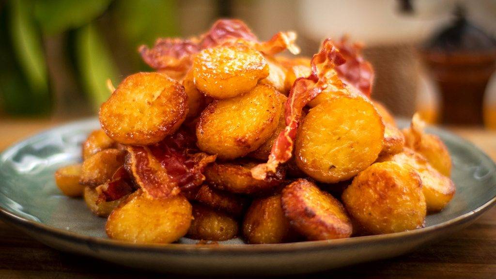 Картофель в духовке с хрустящей корочкой с чесноком, зеленью и беконом