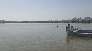 на реке
