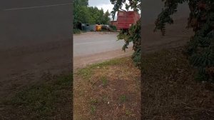 Мусоровоз КАМАЗ грузит мусор рядом с 2 дворов