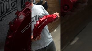 Окрас суппортов Porsche Cayenne в красный кэнди