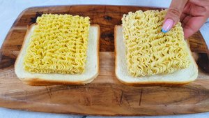 Хлеб с лапшой! Готовлю уже три дня на завтрак и совсем не надоело (вкуснота за 10 минут)