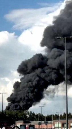 Горит часть завода, выпускающего резиновые изделия