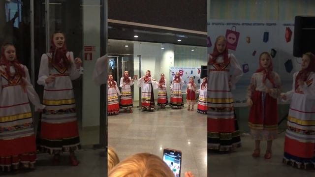 «В лесу канарейка». Фольклорный ансамбль «Варенька».