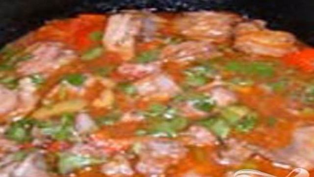 Баранина на косточке с помидорами и вином